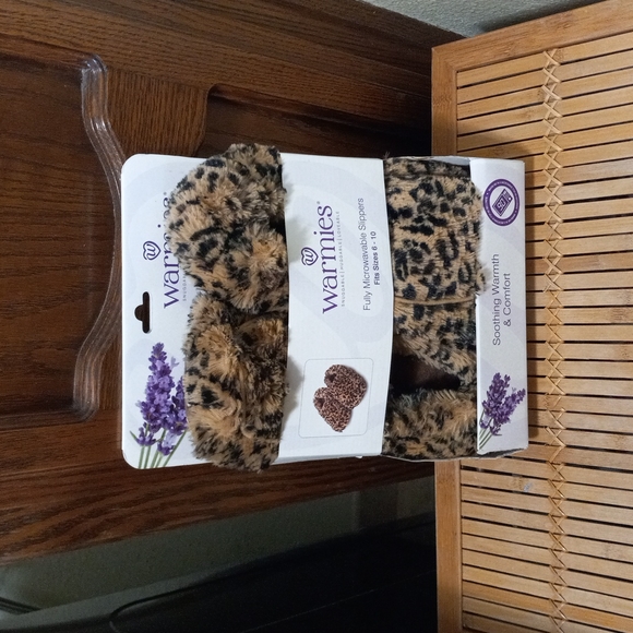 🤎🐆Halloween “Cavewoman” Warmies Slippers. Comfort for the Feet Sz 6-10 - Picture 3 of 6